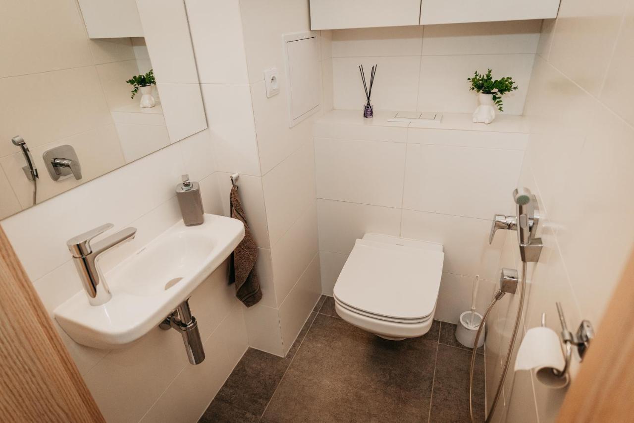 Old Town City Center Apartment 2 - Private Parking Included Košice Esterno foto